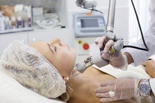 Kosmetolog odmładza skórę laserem